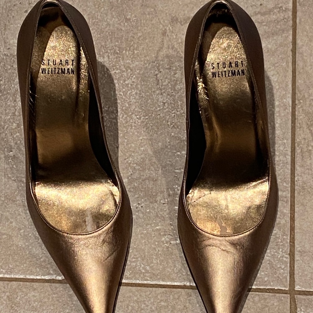 Gold leather steel heel fever pumps.